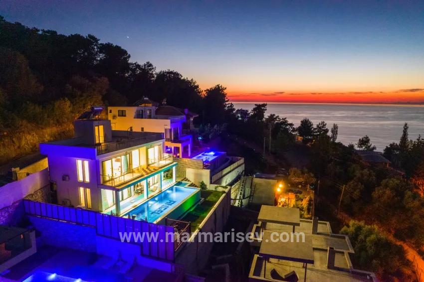 4+1-Zimmer Einfamilienhaus Zu verkaufen in Faralya Bz. Fethiye - 500 m²