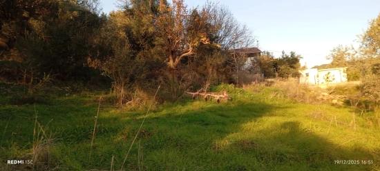In Akyaka, 8 Km Entfernt, Steht Ein 1186 M² Großes Grundstück Zum Verkauf, Auf Dem Ein Villenprojekt Mit 15 Zimmern Geplant Ist.
