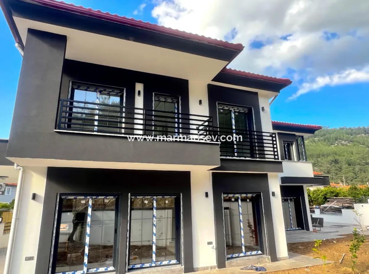 Luxuswohnung Zum Verkauf Mit Swimmingpool Im Stadtteil Gökçe Des Bezirks Ula Der Provinz Muğla 2 Km Zum Meer Mit Blick Auf Den Wald