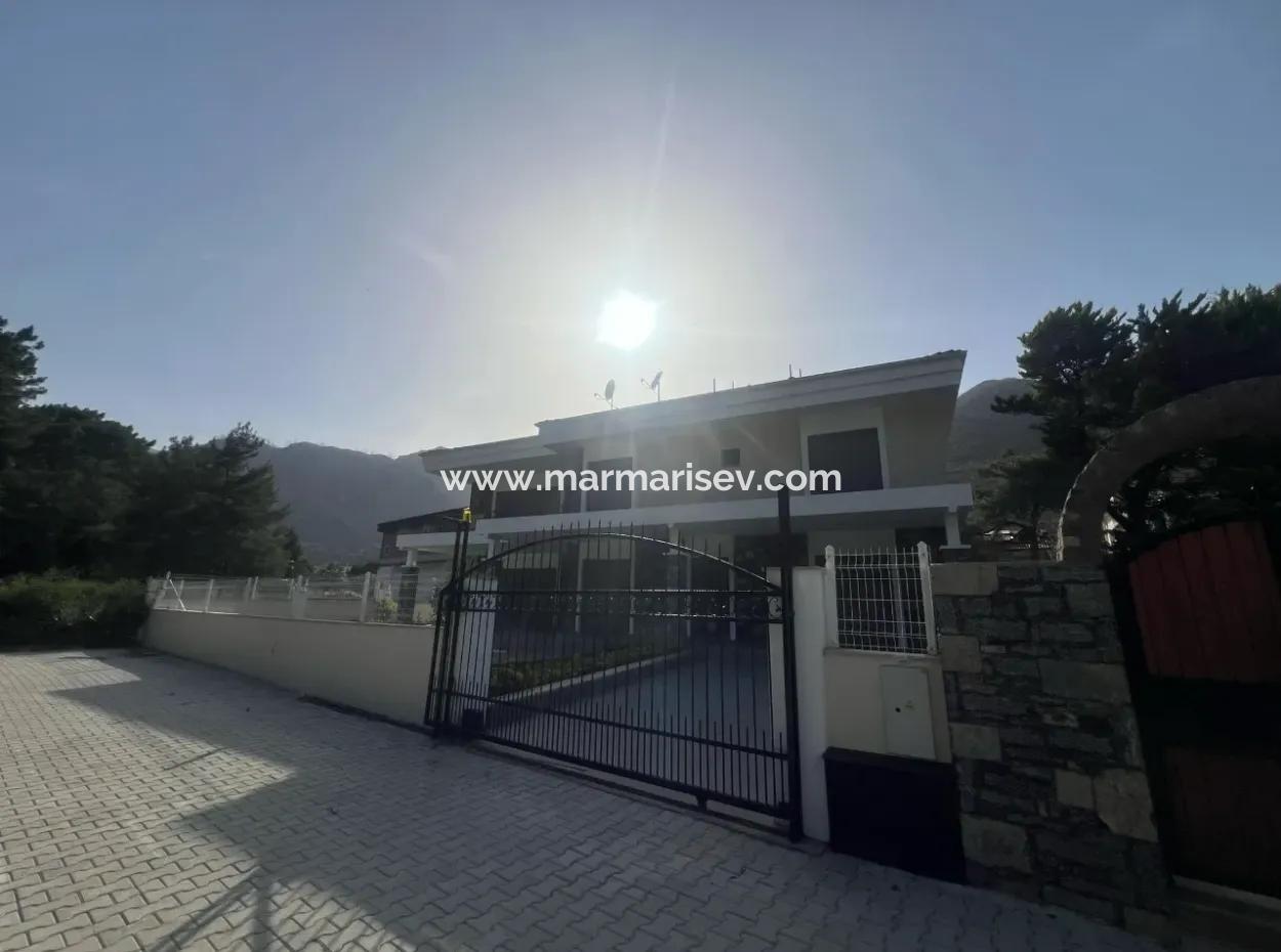 Ultra-Luxusvilla Zum Verkauf Im Viertel Icmeler Im Stadtteil Marmaris, 4 Zimmer, 4 Bäder, 240M2 Mit Swimmingpool, Auf Einem Komplett Freistehenden 450M2 Großen Grundstück Mit Waldblick