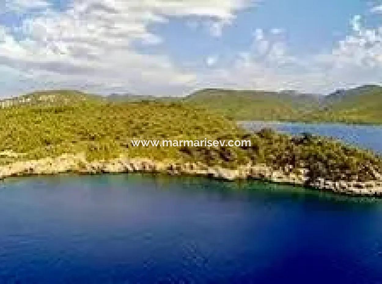 Die Zum Verkauf Stehende Insel Im Golf Von Gökova Im Bezirk Marmaris Hat Eine Grundstücksfläche Von 365000M2 Und Es Befindet Sich Ein Eingetragenes Haus Darin.