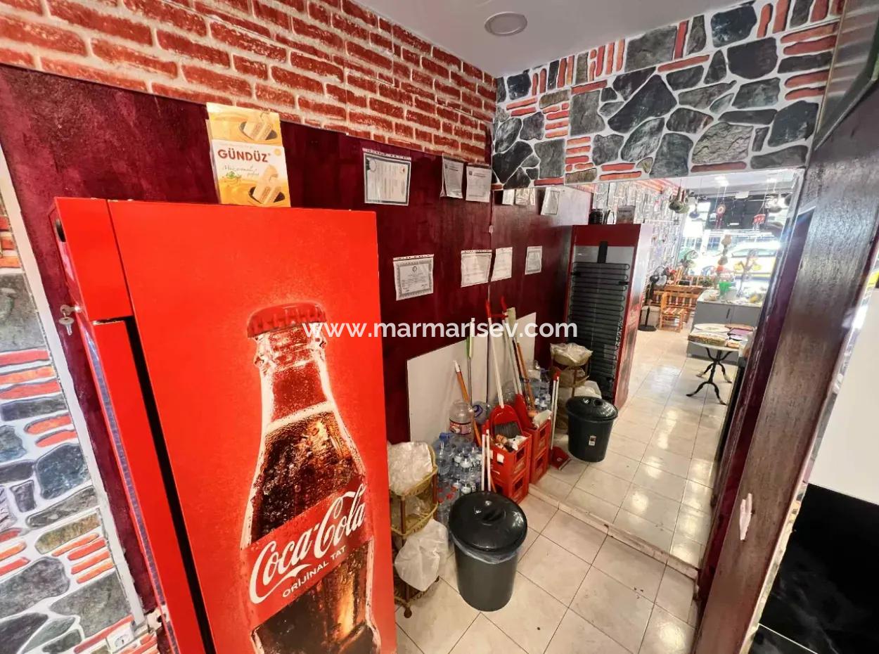 Geschäft Zum Verkauf Im Geschäftigen Zentrum Von Marmaris Mit Bereitwilligen Kunden Mit Seinem Einzigartigen Konzept