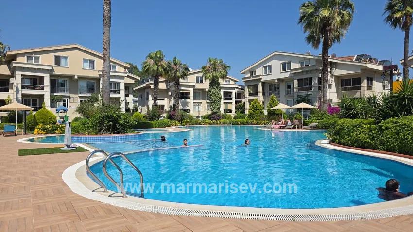 Marmaris'in en prestijli sitesinde satılık 3+1 Üst dubleks daire
