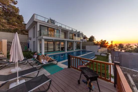 Faralya'da deniz manzaralı muhteşem bir villa