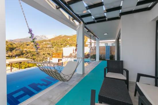 Faralya'da deniz manzaralı muhteşem bir villa