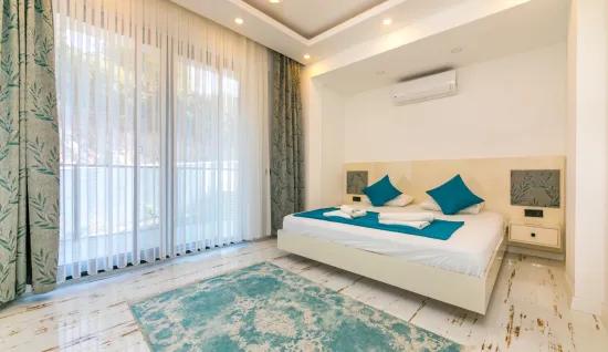 Faralya'da deniz manzaralı muhteşem bir villa