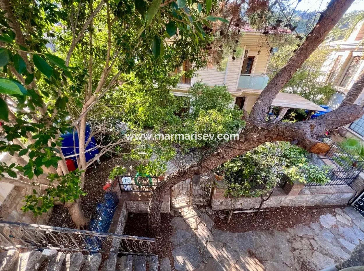 Marmaris Armutalan Mevkiisinde 900M2 Arsa Payı Mevcut 4 Oda 2 Salon 5 Banyo 450M2 Satılık Konak