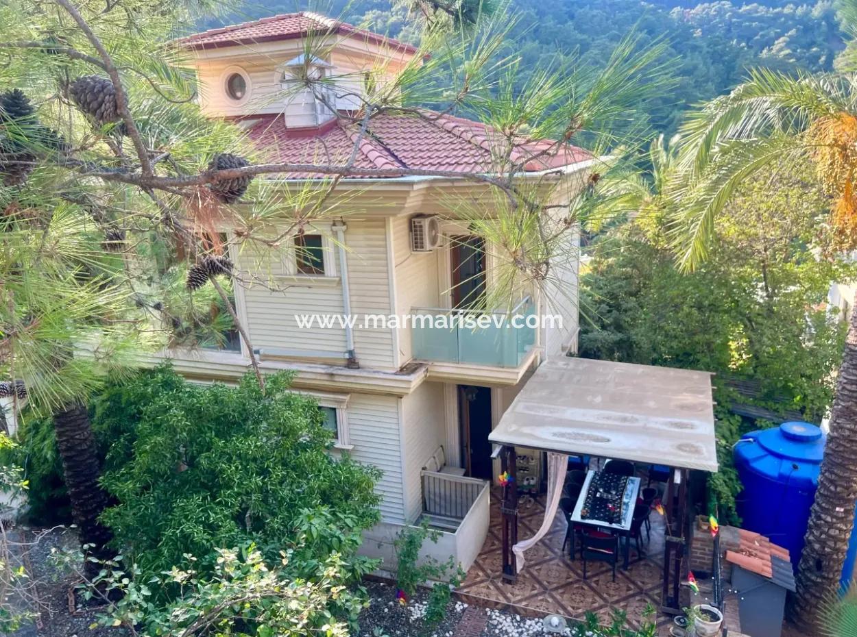 Marmaris Armutalan Mevkiisinde 900M2 Arsa Payı Mevcut 4 Oda 2 Salon 5 Banyo 450M2 Satılık Konak