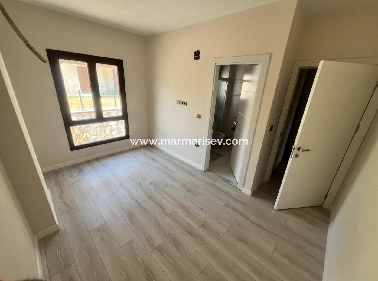Marmaris Çetibeli Mahallesinde Orman Manzaralı Müstakil Bahçeli Yüzme Havuzlu Site İçerisinde 3 Oda 3 Banyo Satılık Villa