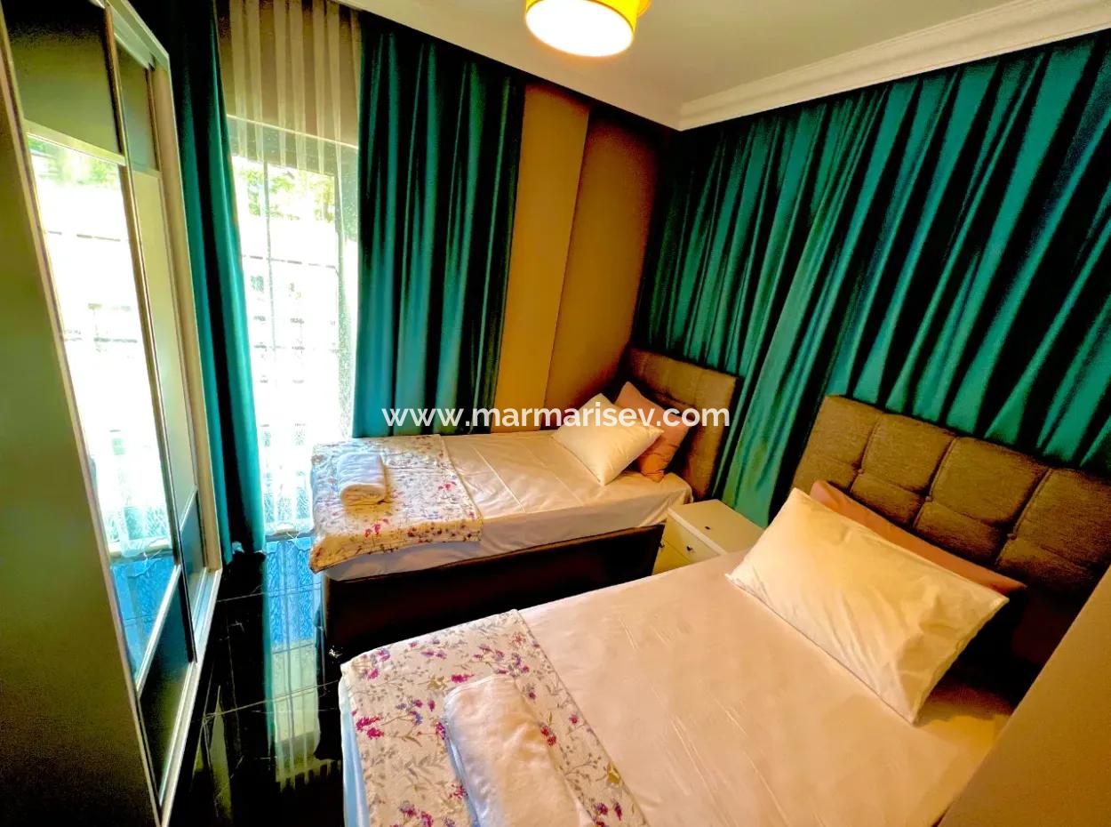 Marmaris Çetibeli,Nde 780M2 Arsa İçerisinde 3 Adet Yüzme Havuzu Ve Çocuk Havuzu Ve Bakıcı Evi Mevcut  Satılık Villa