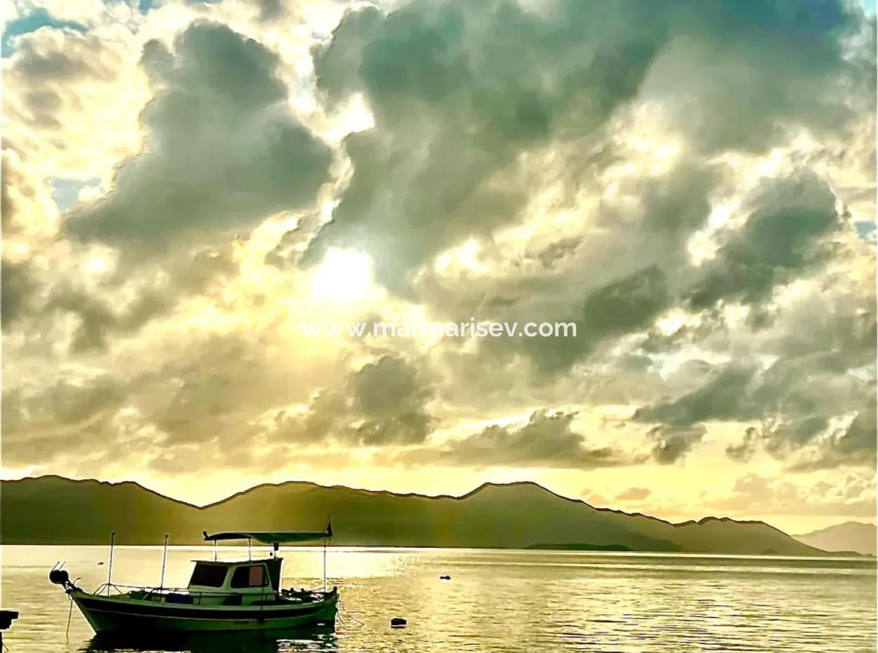 Marmaris Söğüt Mahallesi Denize Sıfır 2000M2 Arsa Satılık Müstakil Ev.önüne Tekne Bağlamaya Uygun.