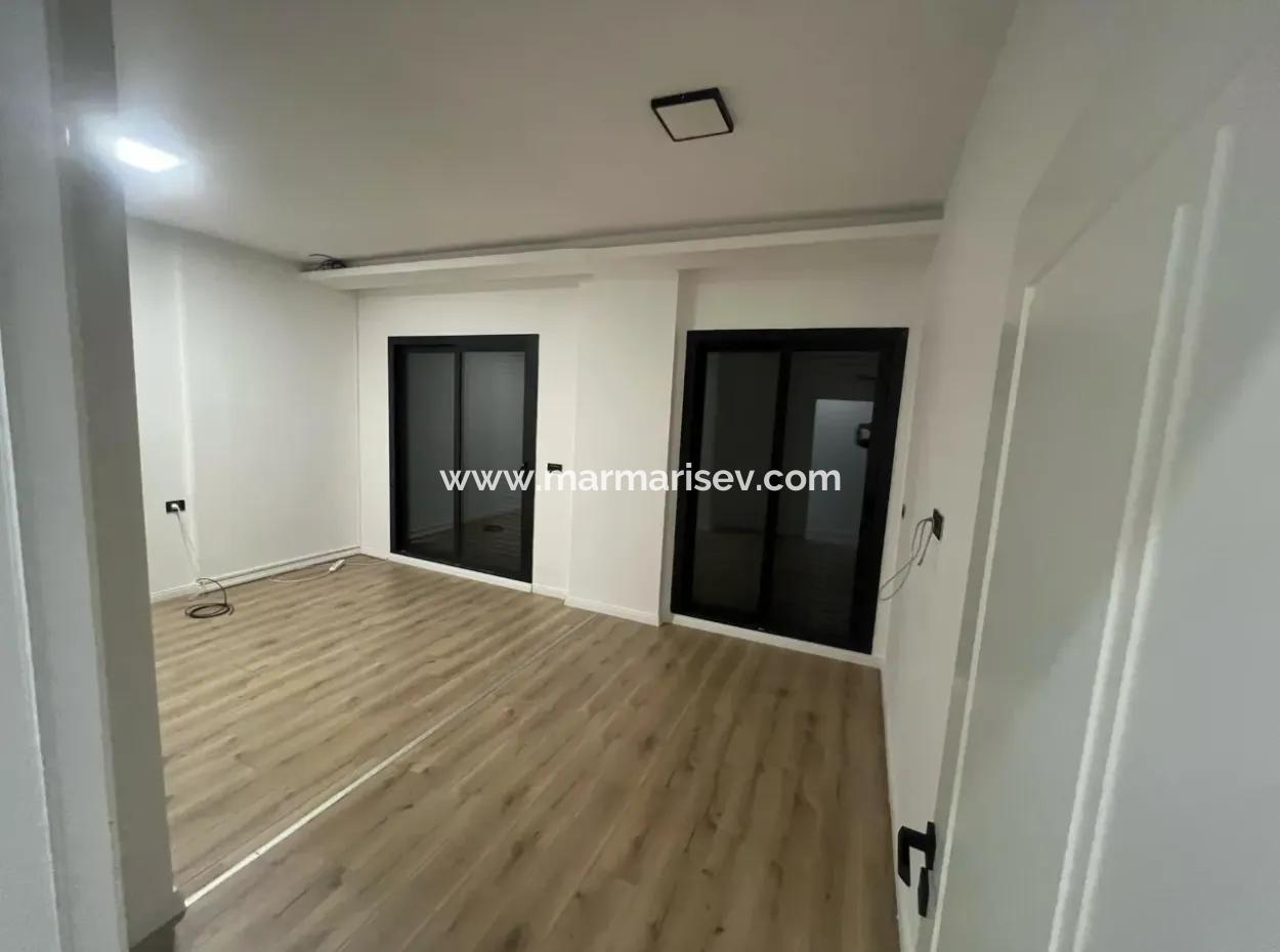 Marmaris Merkezinde Şık Site İçerisinde Giriş Kat Bahçeli Lüks 3 Oda 1 Salon Otoparklı Satılık Daire