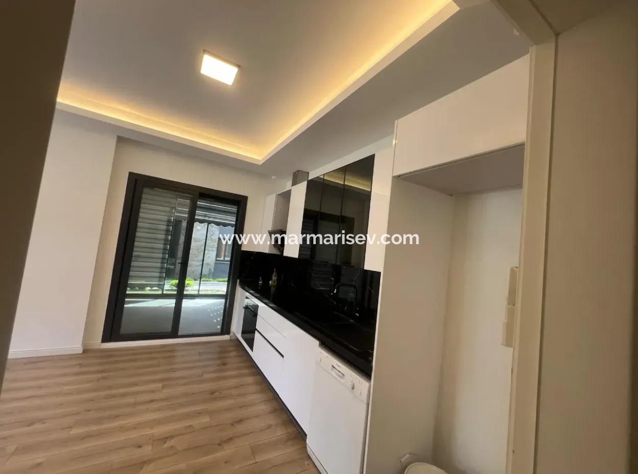 Marmaris Merkezinde Şık Site İçerisinde Giriş Kat Bahçeli Lüks 3 Oda 1 Salon Otoparklı Satılık Daire