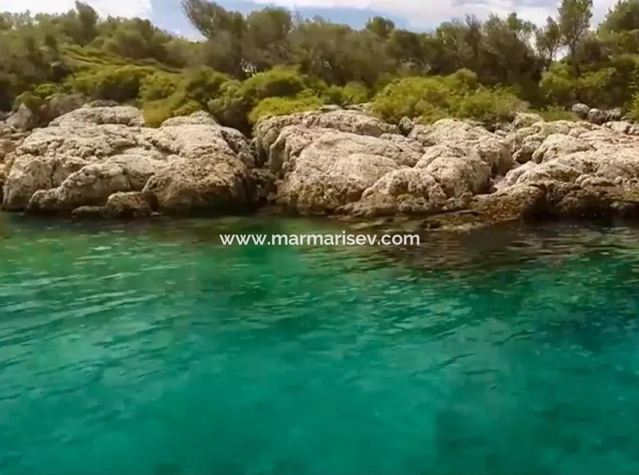 Marmaris İlçesi Gökova Körfezinde  Satılık Ada  365000M2 Arsa Alanına Sahip Olup İçerisinde Kayıtlı Ev Bulunmaktadır.
