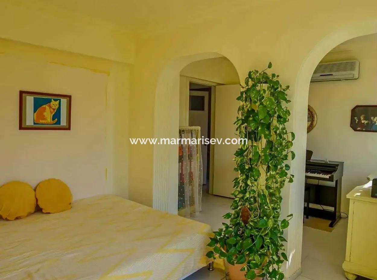 Marmaris Merkezde Denize Sıfır Muhteşem Bir Lokasyonda 2 Oda 1 Salon 106M2 Satılık Yalı Dairesi