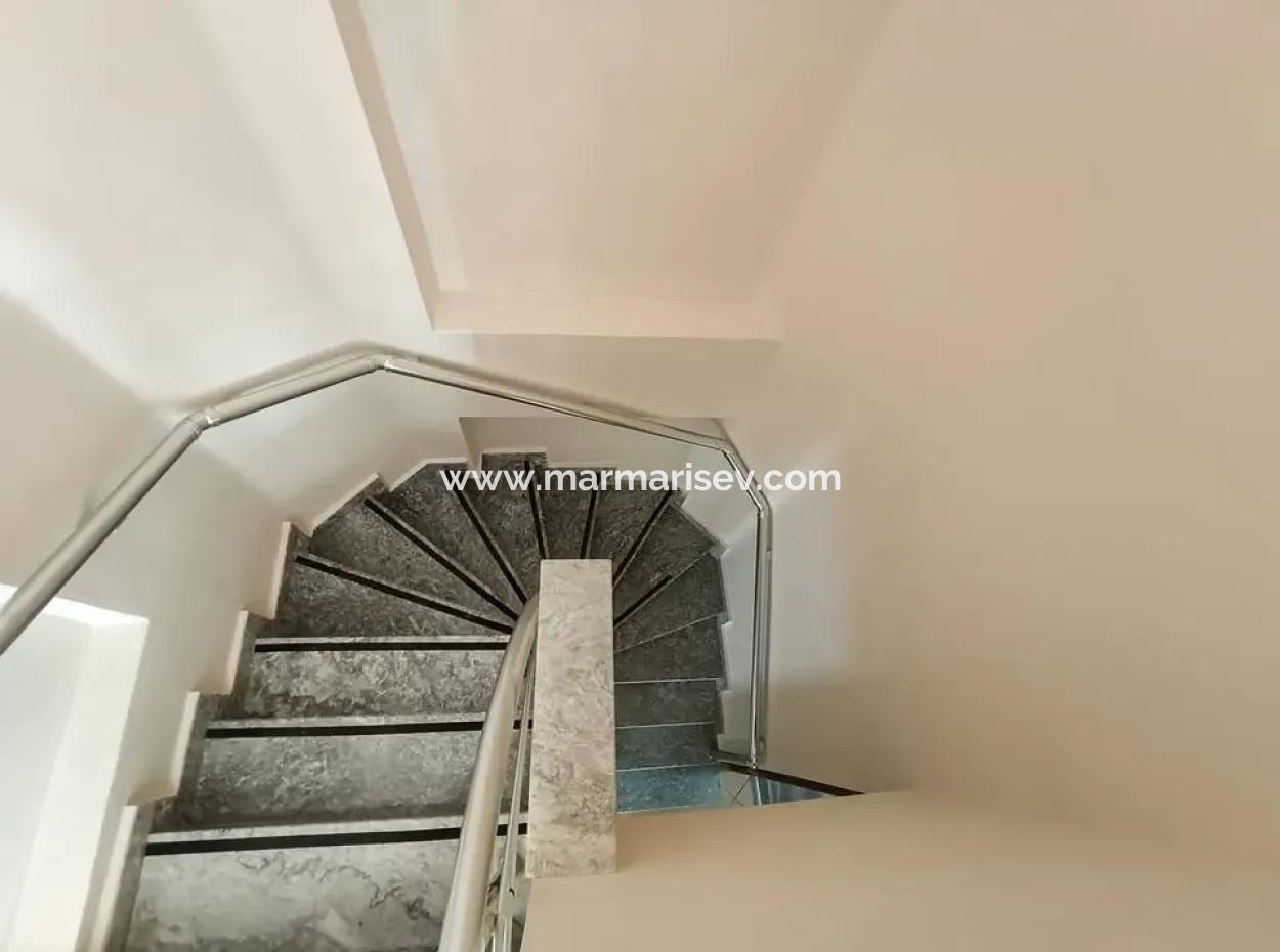 Marmaris İlçesi Beldibi Mahallesi Doğa Manzaralı Yüzme Havuzlu Site İçerisinde 3+1 Bahçe Dubleks Satılık Daire